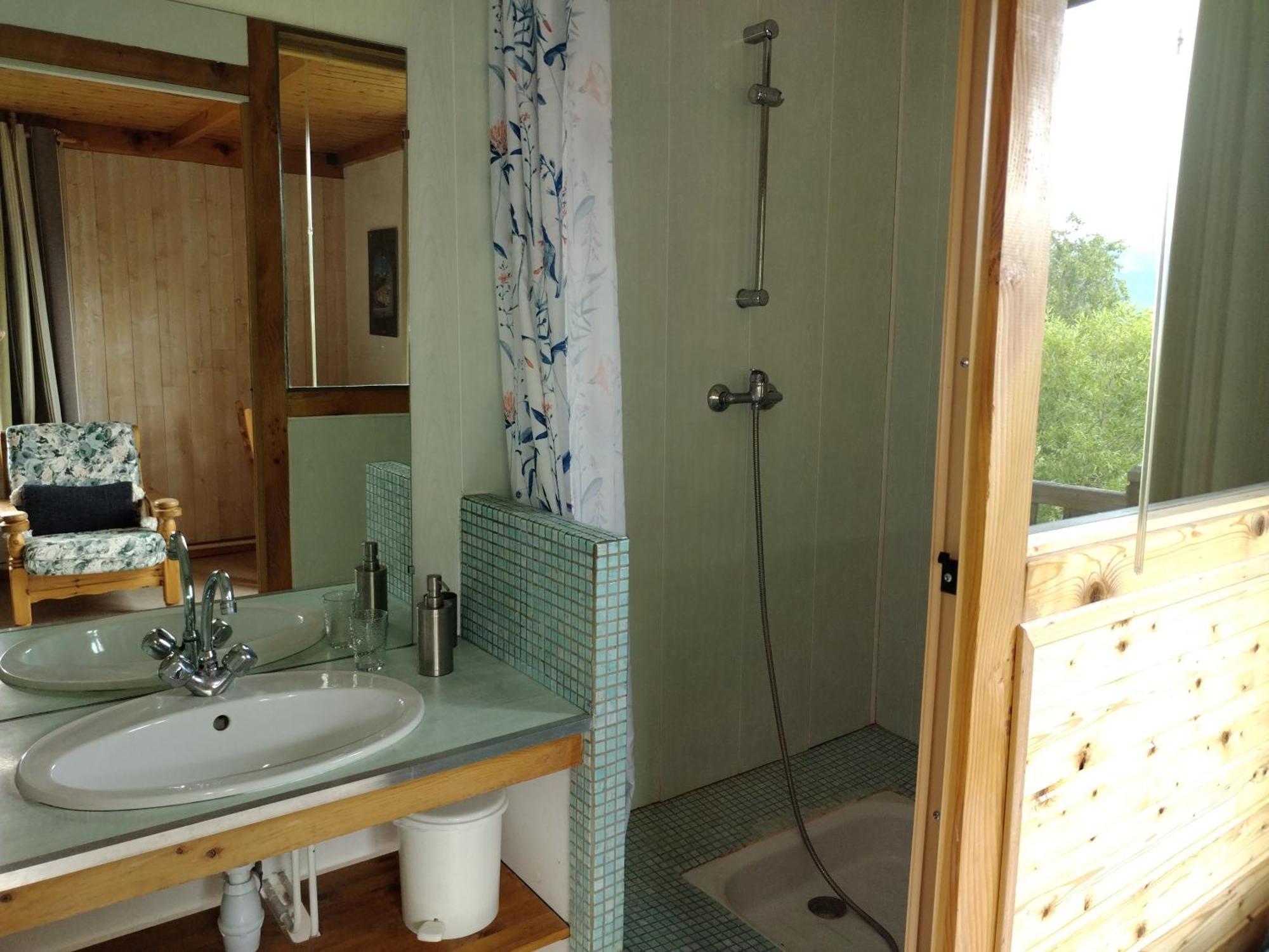 Le Vieux Chalet Bed & Breakfast Embrun Bagian luar foto
